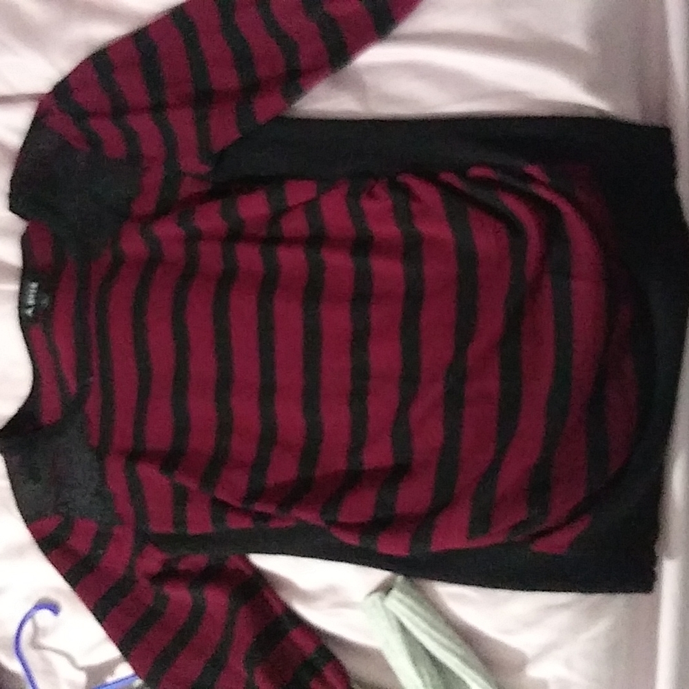 Quarter sleeve sweater